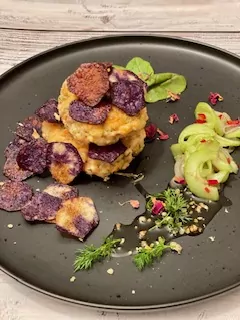 Lachfrikadellen mit lila Kartoffelchips und scharfem Gurkenrelish